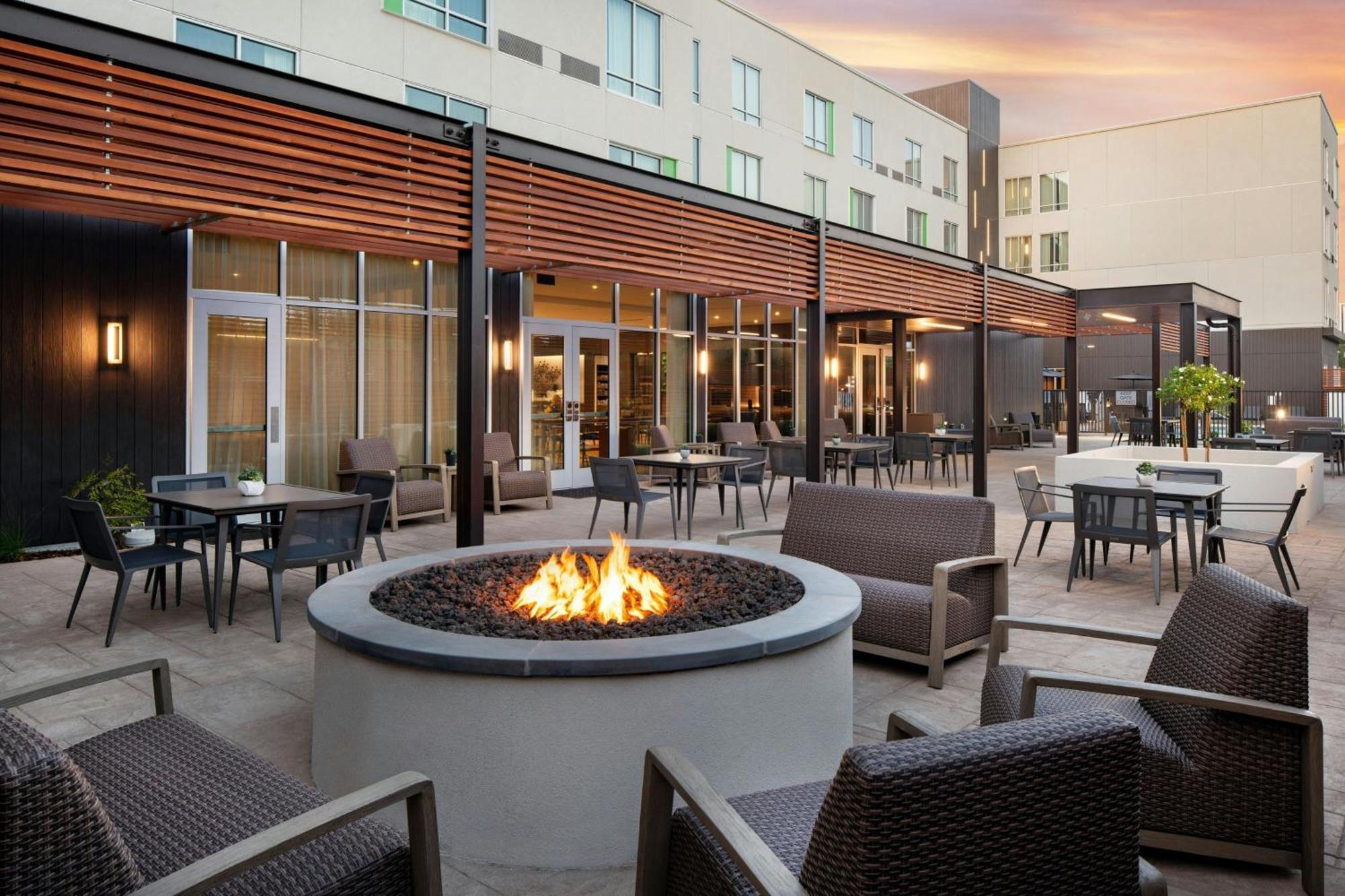 Courtyard By Marriott Fresno Clovis Hotel Eksteriør billede